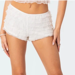 Vita Ruffle shorts  - Vita ruffle shorts, oanvänd, storlek S