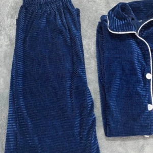 Pyjamas  - Storlek S-M  Aldrig använd, helt ny!  Pyjamas sett