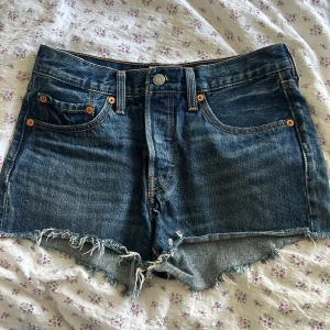 Levis jeansshorts  - Snygga mörkblå jeansshorts från Levis. Storlek W26