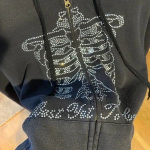 Rhinestone tröja  - Storlek: M Skick: 9/10 Lite kort i armarna  Pris kan diskuteras 