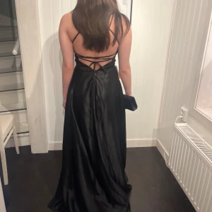 Balklänning - Säljer nu min helt oanvända balklänning, då den tyvärr inte passar mig. Den är i nyskick och tyget är i riktigt bra kvalitet! Satinklänningen har en öppen rygg med snöring och en korsettliknande överdel.🫶😊 Det är bara att skriva för fler bilder