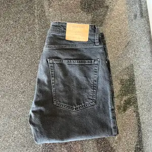 Tja! Säljer nu dessa sjukt snygga Jack&Jones jeans i den eftertraktade slim modellen Clark. Storleken är 32:32. Skicket är 7,5/10, lite slitage därav det billiga priset. Vid fler frågor/bilder är det bara att skriva!