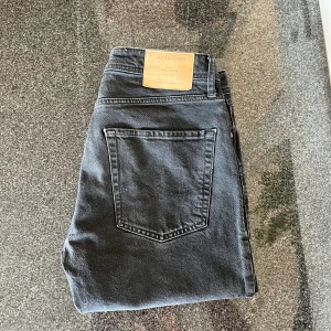 Jack and Jones Jeans - Tja! Säljer nu dessa sjukt snygga Jack&Jones jeans i den eftertraktade slim modellen Clark. Storleken är 32:32. Skicket är 7,5/10, lite slitage därav det billiga priset. Vid fler frågor/bilder är det bara att skriva!