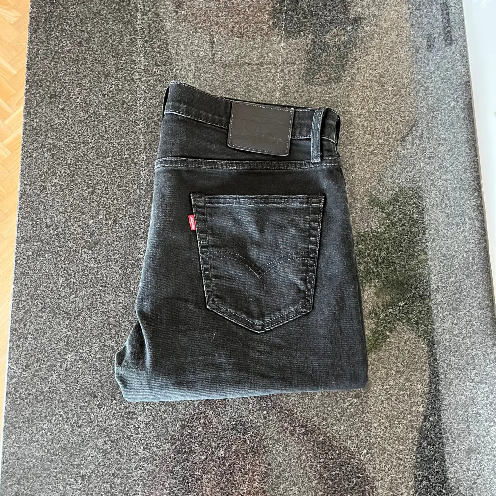 Tja! Säljer nu dessa sjukt snygga Levis jeans i modellen 502. Storleken är 34:32 men sitter som 33:32 eller möjligtvis 32:32. Skicket är 9/10, inga tydliga deffekter. Vid fler frågor/bilder är det bara att skriva!. Jeans & Byxor.