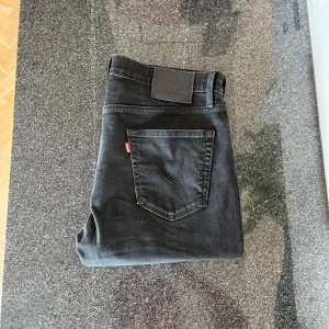 Levis Jeans  - Tja! Säljer nu dessa sjukt snygga Levis jeans i modellen 502. Storleken är 34:32 men sitter som 33:32 eller möjligtvis 32:32. Skicket är 9/10, inga tydliga deffekter. Vid fler frågor/bilder är det bara att skriva!