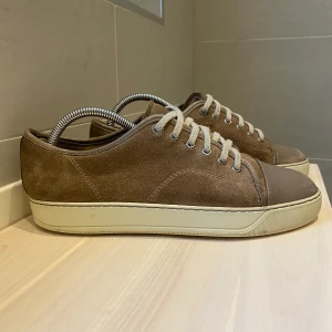 Lanvin skor - Tjena!! Nu säljer jag dessa feta Lanvin skor. De är perfekta för sommaren och våren ☀️🌷De är i skick 7/10 och därför ett lågt pris💸 Orginal priset ligger på 4499kr och mitt pris 1599kr. Det finns en liten skada på toecapen men inget man märker. 