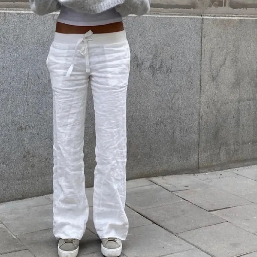 Alobha label linnebyxor i strl XS, designade av Lova Widerberg😍nyskick knappt använda. Jeans & Byxor.