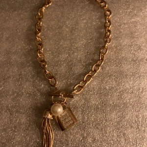Bijouteri, länkarmband  - Använt som armband enstaka gång, i nyskick, inget att anmärka på. Strass/okänt material.
