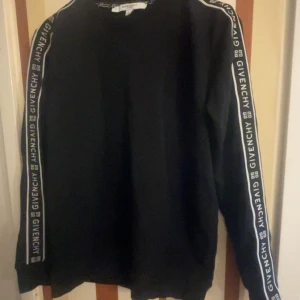 Givenchy Sweatshirt  - Hej, säljer denna märkeströja för 2500kr.  Pris kan diskuteras och jag tar även bästa bud. Hör av dig vid intresse!