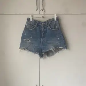 Ett par superfina jeansshorts från zara! Bra skick och endast använda fåtal gånger💙