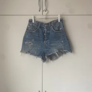 Jeansshorts - Ett par superfina jeansshorts från zara! Bra skick och endast använda fåtal gånger💙