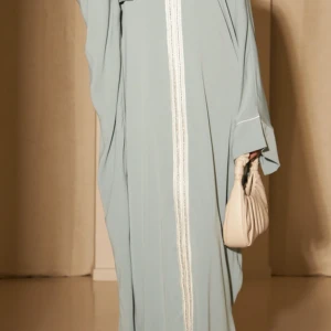 Abaya - Säljer en ny jättefin och lyxig abaya. Passar utmärkt för varje dag men även vid festligare tillfällen. 