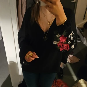 Blus  - Säljer min fina svarta blus men blommor på armarna!