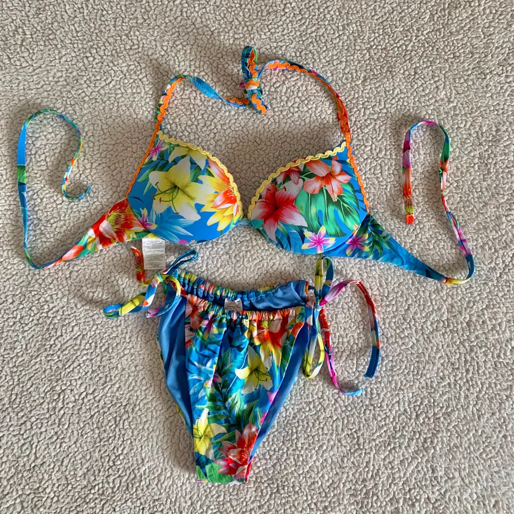 Bikini från Calzedonia. Överdel i storlek 75B och bikiniunderdel i storlek M. Endast provad och tvättad. I nyskick, utan anmärkningar.. Muu.