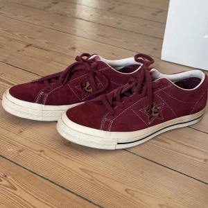 Vinröda unika converse - Supersnygga vinröda Converse med leopardmönstrade detaljer❤️Väldigt bekväma! Strl 39. Mycket fint skick, använda men ser fina ut. Skriv för fler bilder eller funderingar.