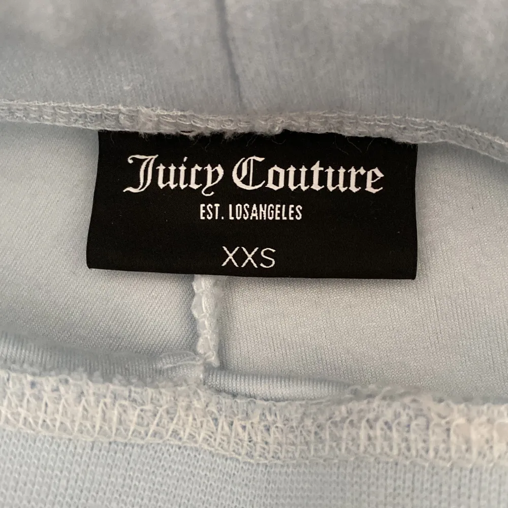 Säljer dessa väldigt snygga juciy couture byxor i storlek XXS! Har använt 1 gång, dvs väldigt bra skick! Inköpta nya, köpt för 1200 kr 💕 nyskick!!. Jeans & Byxor.