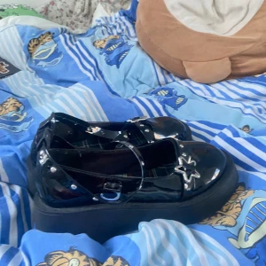 Söta skor - Superlöta skor jag säljer så dom inte  kommer till användning hos mig 🫶 köptes i strl 40 men känns mer som 38/39