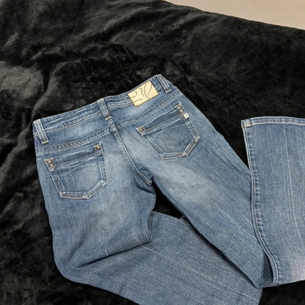 Jätte snygga lågmidjade jeans i bootcut, köpta vintage men de passade tyvärr inte. Midjemått 39 cm rakt över midjan och innerbenslängd 80. Obs första 3 bilderna är från förra ägaren de är lite mörkare i verkligheten. Kom privat för fler frågor.💕. Jeans & Byxor.