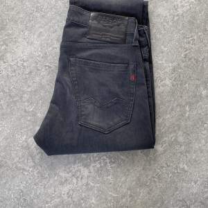 Svarta/Mörkgråa jeans från Replay av modellen waitom. Perfekt skick.