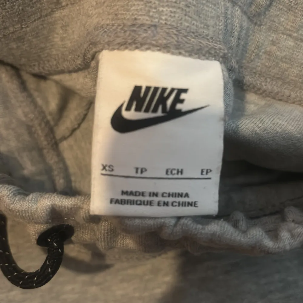 Grå Nike tech byxa, knappt använd. Säljs då den e för liten på mig. Bra skick!. Jeans & Byxor.