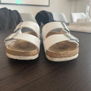 Vita birkenstock arizona - Vita Arizona birkenstock i storlek 38. I hyfsat fint skick, de är använda men inget man märker när de väl är på. Ny pris ca 1000, skriv vid funderingar!🩷