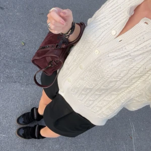 Svarta Isabel Marant Skor  - Supersnygga Isabel Marant skor i toppskick.  Säljer enbart för att dom är en storlek för små för mig 💕✨ Använda fåtal gånger. Storlek 39.  Modellen är ”Bekett Suede Sneakers”  (Finns tyvärr ingen skokartong, dustbag eller äkthetsintyg) Nypris 5900kr