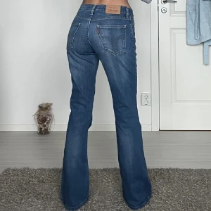 Levis jeans - Midja:37cm  Innebenslängd:76cm  Priset kan sänkas vid snabb affär💗💗
