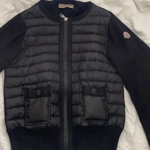 Moncler Cardigan  - Säljer min moncler cardigan, den är i storlek XS💞 Skriv privat för fler bilder eller frågor!  Kan tänka mig gå ner i pris vid snabb affär! 