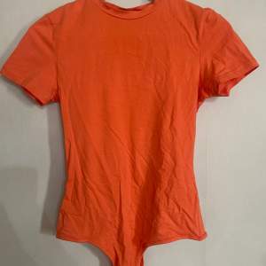 En orange bodysuit perfekt inför sommaren. Helt ny från missguided!