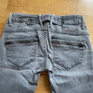 Snygga lågmidjade jeans ifrån gstar! De är raka i benen och i storlek xs ungefär. Mått finns på bilderna!💕