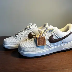 Nike air force 1 ’07 summit white/Sail/cocao wood köpta på SNKRS Helt nya 