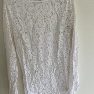 Spetsklänning - Josefine HJ X nakd kollektion! Jättefin klänning blommönster som är seethrough.