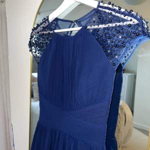Vacker, lång balklänning! Marinblå med glittrande stenar 🐚💎 använd under två tillfällen, i toppskick. Öppen för prisförslag