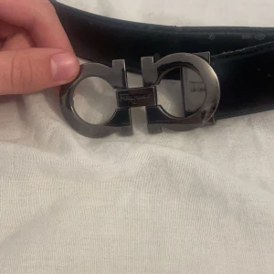ferragamo bälte - säljer mitt ferragamo bälte då det inte är min stil längre, silver/ chrome bricka ingår. har tyvärr inga bättre bilder på den just nu då en vänn lånar den men det går att lösa.