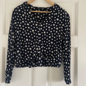 Zara blus - Super fin stjärnblus med knyte fram till, i väldigt bra skick.  Storlek S