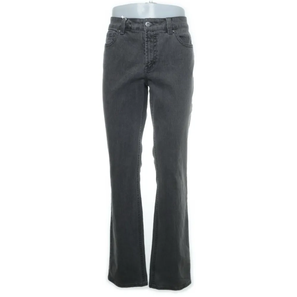 Jeans från Kappahl med brodyr på fickorna, passar perfekt till någon som är längre ☺️. Jeans & Byxor.