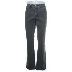 Jeans från Kappahl med brodyr på fickorna, passar perfekt till någon som är längre ☺️