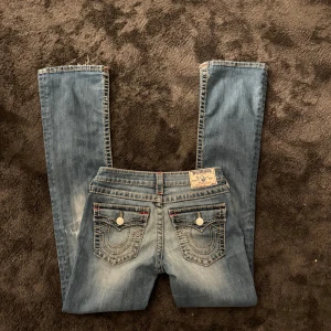 True religion jeans  - Unika och fina true religion jeans, dem är i modellen bootcut/flare. Kontakta vid frågor och fler bilder 🩷 Midjemåttet är ca 36 tvärsöver och innerbenslängden 82 cm