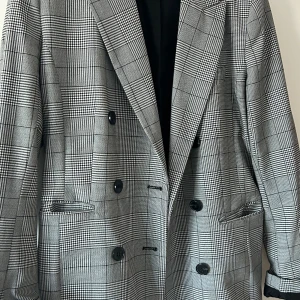 Kappor och klänningar till salu - Klänningarna använda endast en gång.  Kappor och kavajer är i gott skick.  Vinröd klänning inköpt för 2500 säljes för 1000kr  Paljettklänning inköpt för 3500kr säljes för 1500kr  Röd kavaj 200kr  Svart Only kappa 300kr  Guess kappa 700kr 