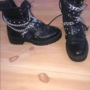 Steve Madden strl 38 - Köpta från Asos för ca 2300 kr. Äkta läder. Minimalt slitage, inte använda mer än 5 ggr. Storlek 38, normal i storleken. Bekväma