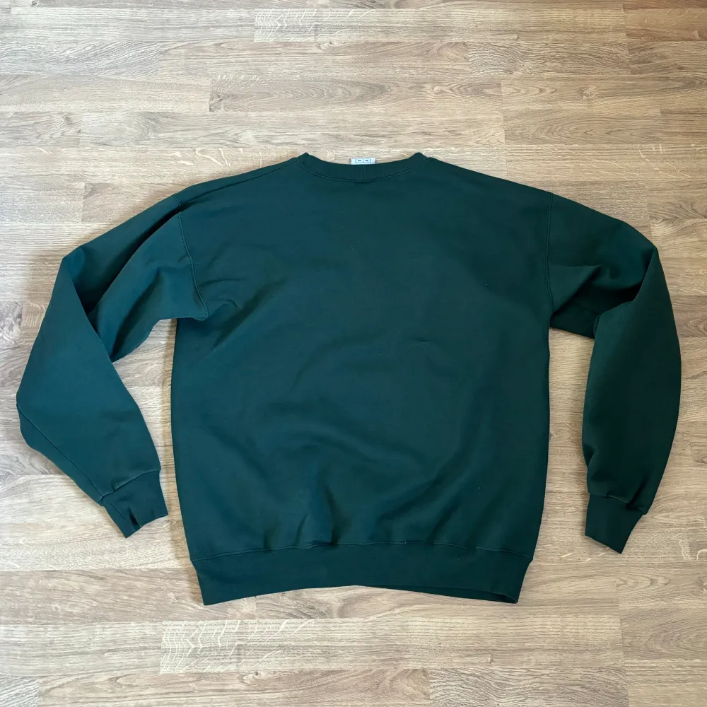 Grön champion sweatshirt inköpt vintage. Använd en del men i fint skick <3 skriv privat för fler bilder eller mått , storlek M. Tröjor & Koftor.