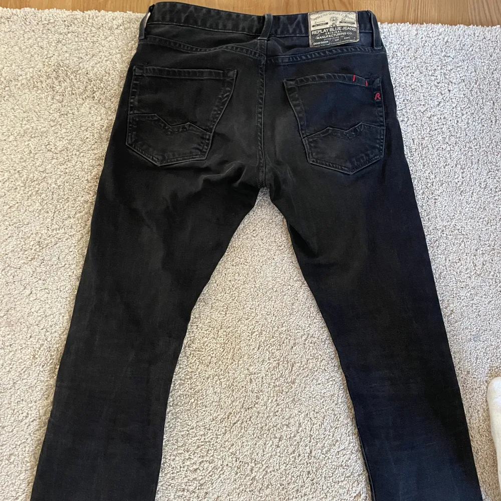 Tja! Säljer ett par mörkgråa replay jeans i storlek 29. Säljer pga att de inte passar mig längre. Säljer för endast 299!. Jeans & Byxor.