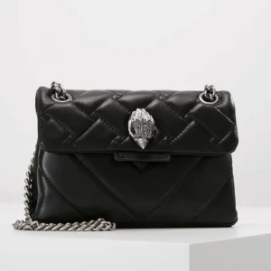 Kurt geiger väska - Super snygg Kurt geiger väska, den mindre modellen! Säljer då jag vill köpa en annan färg! Jätte fint skick. Kan ändra pris vid snabbt köp så tveka inte på att höra av er!💓 nypris: 2469kr! Väl använd men inga hål eller liknande 