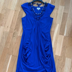 Blå/Lila klänning från Karen Millen strl 40 - Blå/Lila festklänning från Karen Millen storlek 40 i bra skick  180kr hämtas på Kungsholmen eller vid Globen. Alt skickas mot frakt