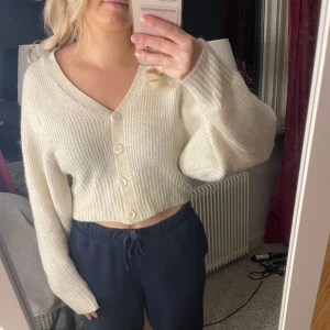 Stickad kofta - Vit stickad kofta fin Gina tricot i bra skick  som jag inte använder längre 