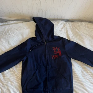 Desigual oanvänd höstjacka  - Unik höstjacka från desiugal i marinblått med print på. Jackan är oanvänd och passar normalt i storleken. 