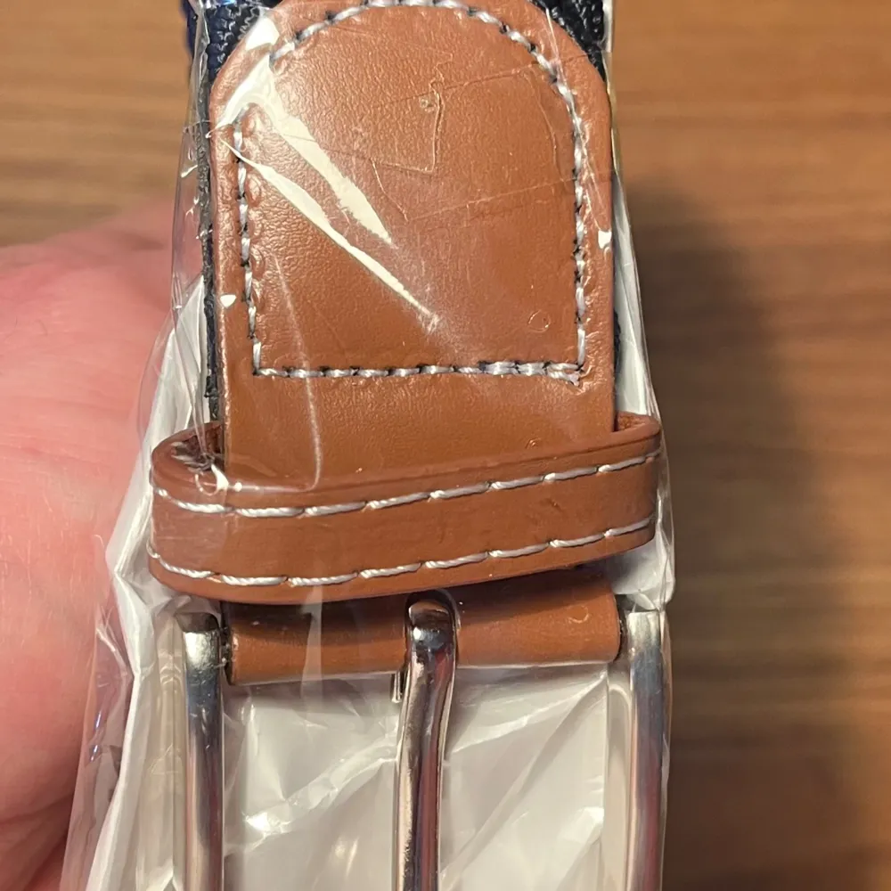 Säljer det här nya och oanvända flätade bältet. Hela bältet bortsett från metallbiten är ca 98 cm långt, men kan stretchas ut till en större storlek. Pris: 69 kr. Övrigt.