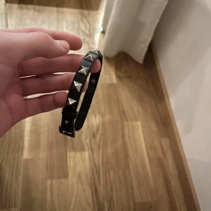 Valentino armband  - Tjena säljer nu detta fräscha valentino armband! De är perfekt nu inför sommaren! Box o kuvert ingår!