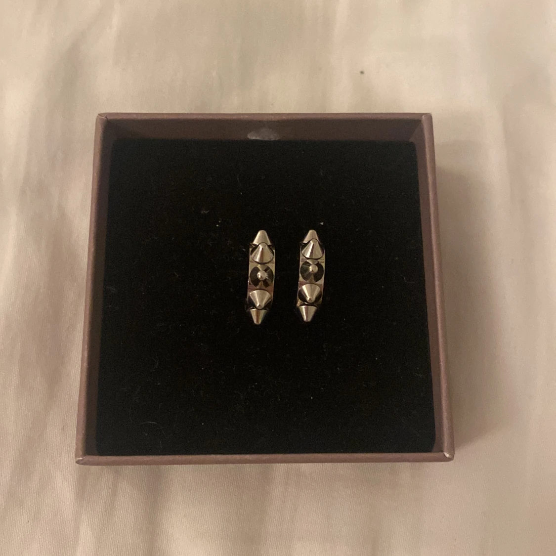 Edbladörhängen nitar