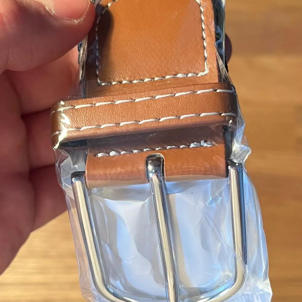 Säljer det här nya och oanvända flätade bältet. Hela bältet bortsett från metallbiten är ca 100 cm långt, men kan stretchas ut till en större storlek. Pris: 49 kr. Övrigt.